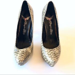 Snake skin slightly pointed heels sz 8.5